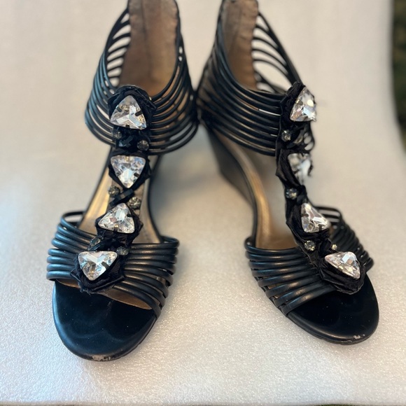 T-strap short heeled sandals - Picture 3 of 8